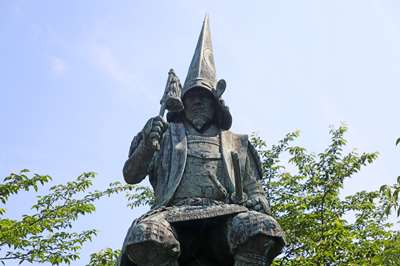 尖がっているものを被ってる加藤清正の像