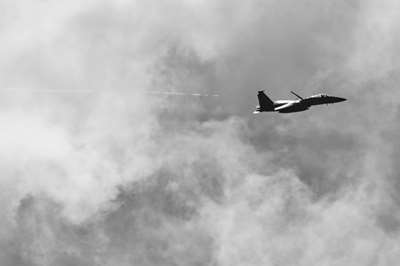 空襲を思わせるモノクロで撮った戦闘機