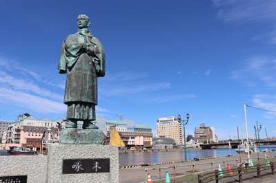 青い空の下で佇む「啄木」の像